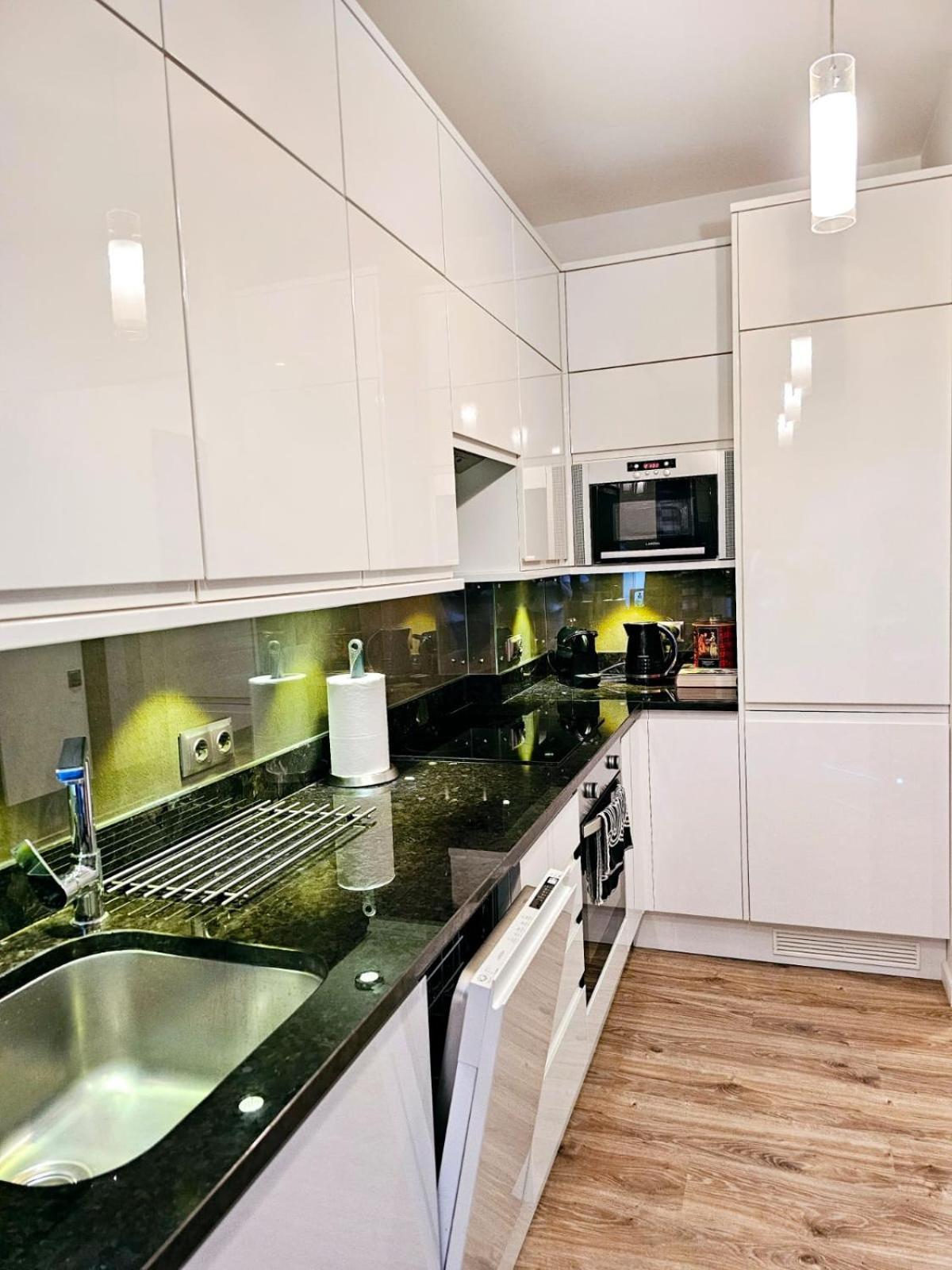 Modern 2 Bedroom Apartment In The City Centre Riga Exteriör bild