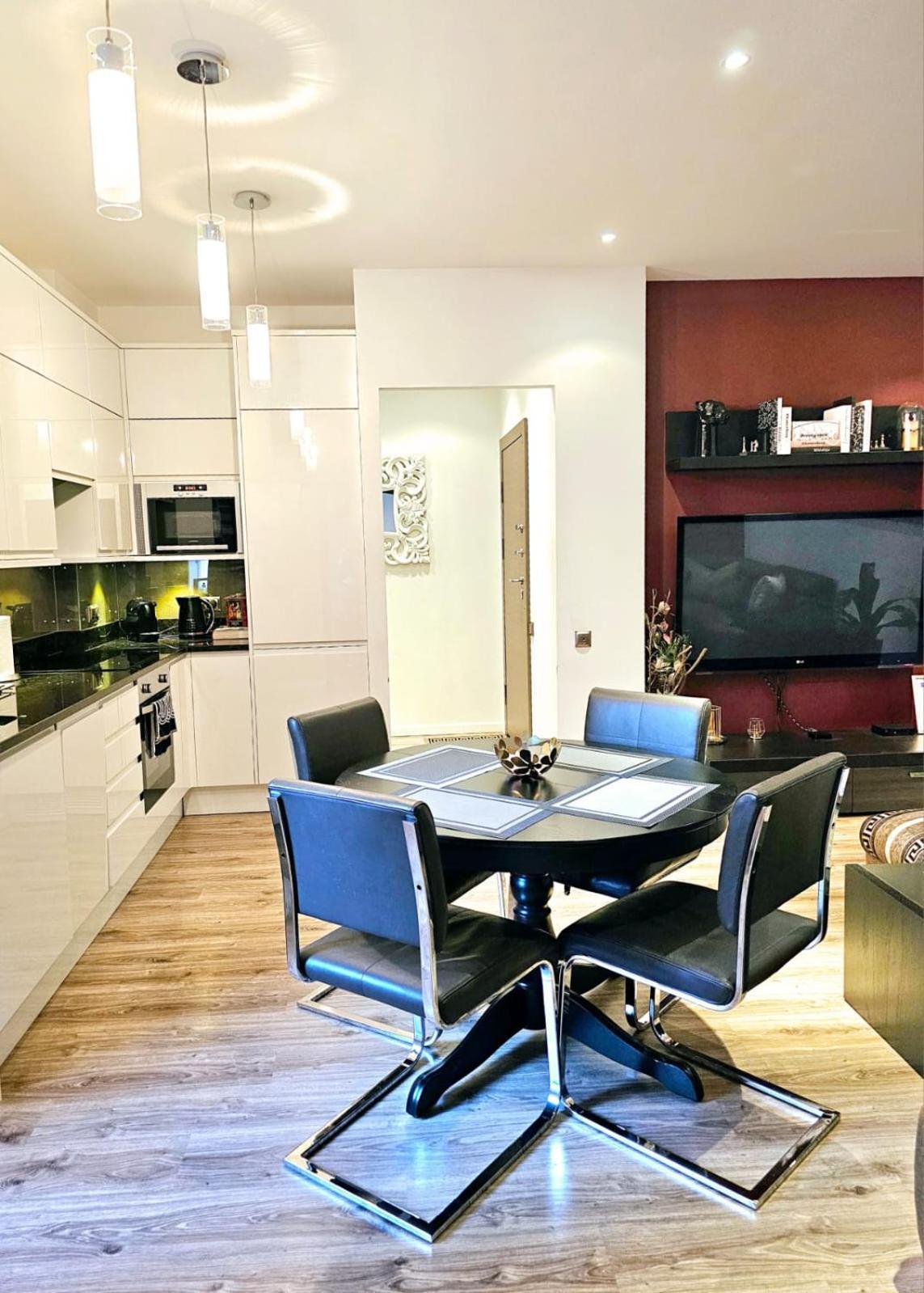 Modern 2 Bedroom Apartment In The City Centre Riga Exteriör bild
